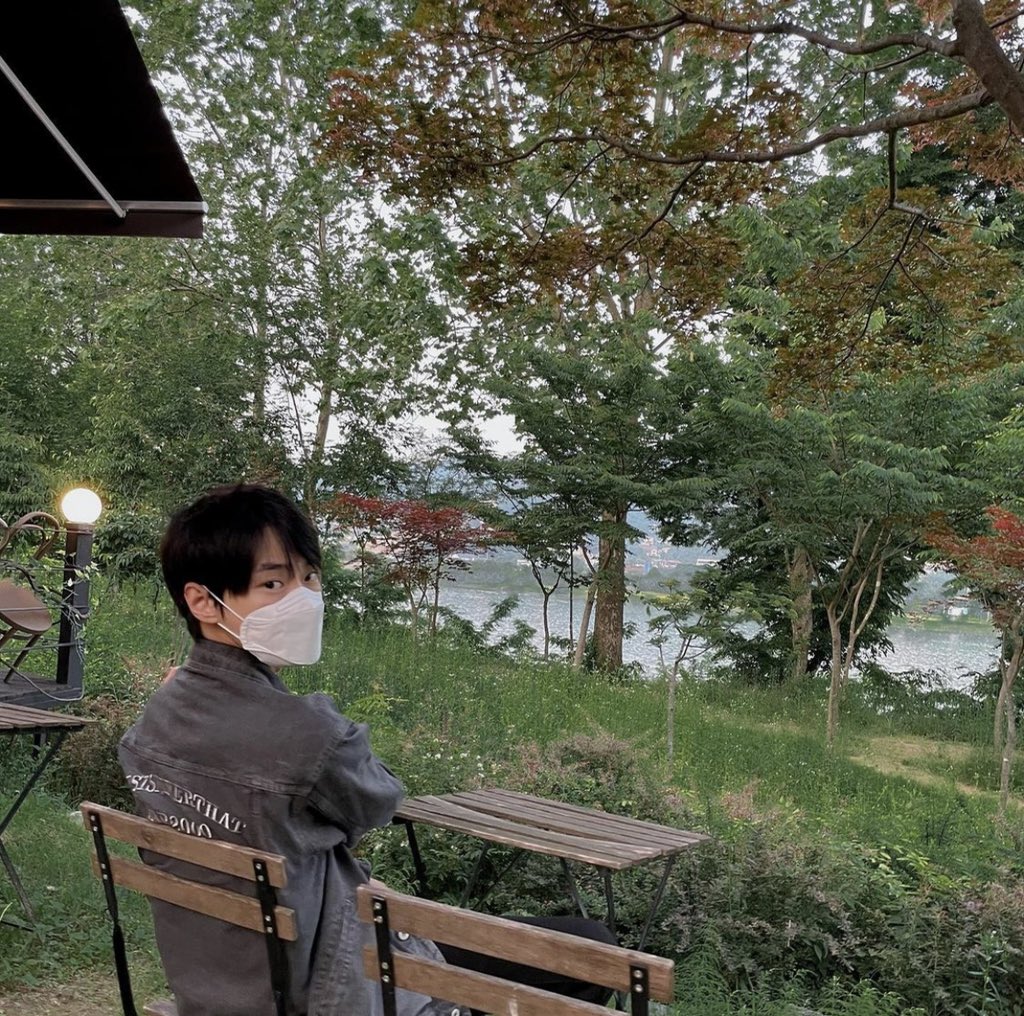 lee_yrnmf's tweet photo. ชอบใส่เสื้อยีนส์หรอโดยองงั้นก็ต้อง cf designed by ten แล้วป่าว https://t.co/Gcb9i2Xegx