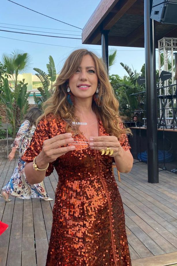 Recibiendo mi #premio 🏆 a la #trayectoriaprofesional otorgado por la prestigiosa revista #MadridMagazine en su III edición celebrada en #ibiza en el #HotelOkuIbiza. Orgullosa y muy agradecida #eventosseguros #distinciones