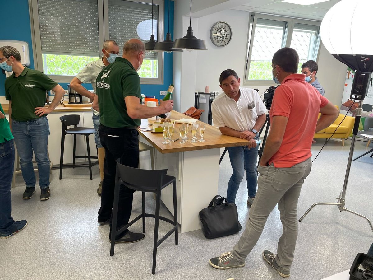estel_numerique's tweet photo. 04.06.21 Le moment de trinquer 🥂 ensemble après une bonne après-midi de tournage et des acteurs toujours prêts pour fêter 🎊 quelque chose :) Un grand merci 🙏 à Jerome MASSELIN pour son dynamisme et aux figurants pour leur professionnalisme.
#estelevage20ans #estel https://t.co/I4p8ancyTo