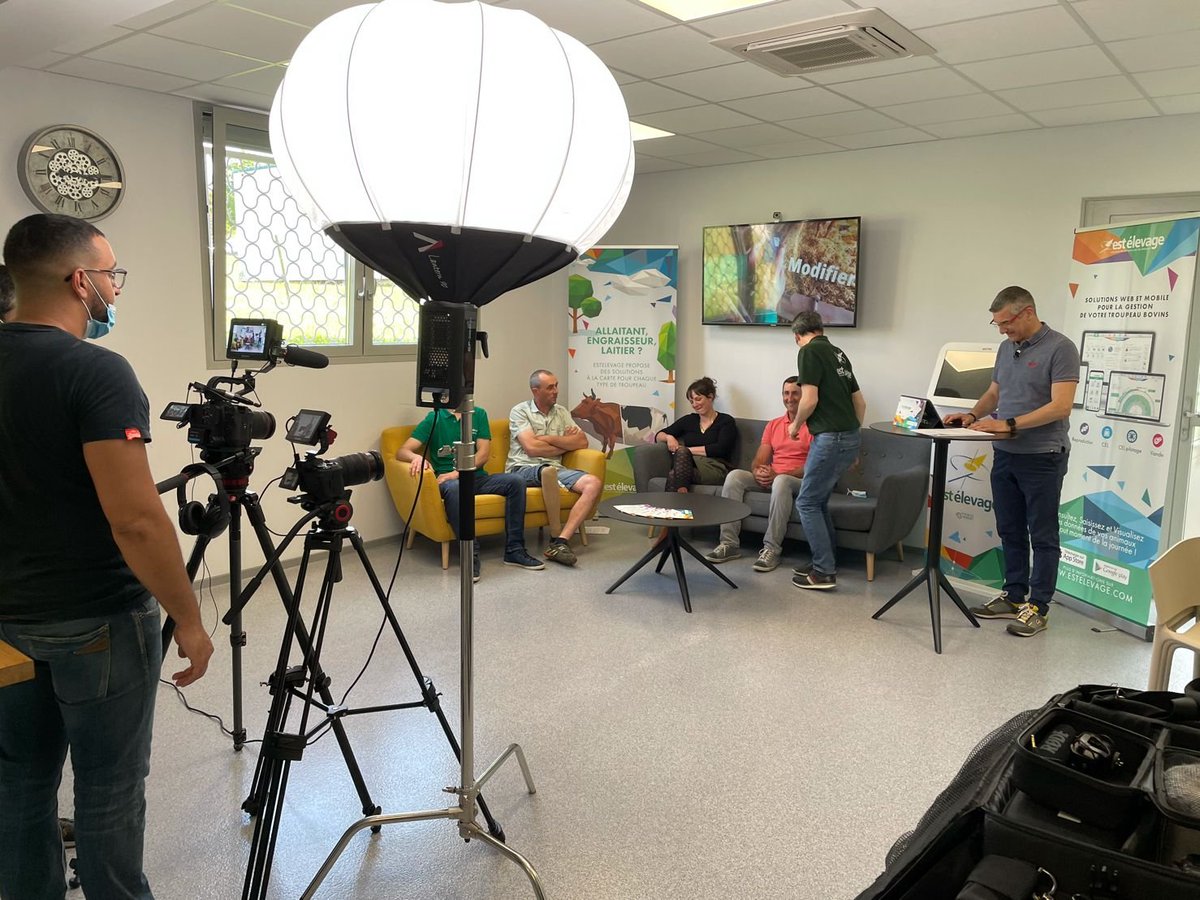 estel_numerique's tweet photo. 04.06.21 Le moment de trinquer 🥂 ensemble après une bonne après-midi de tournage et des acteurs toujours prêts pour fêter 🎊 quelque chose :) Un grand merci 🙏 à Jerome MASSELIN pour son dynamisme et aux figurants pour leur professionnalisme.
#estelevage20ans #estel https://t.co/I4p8ancyTo