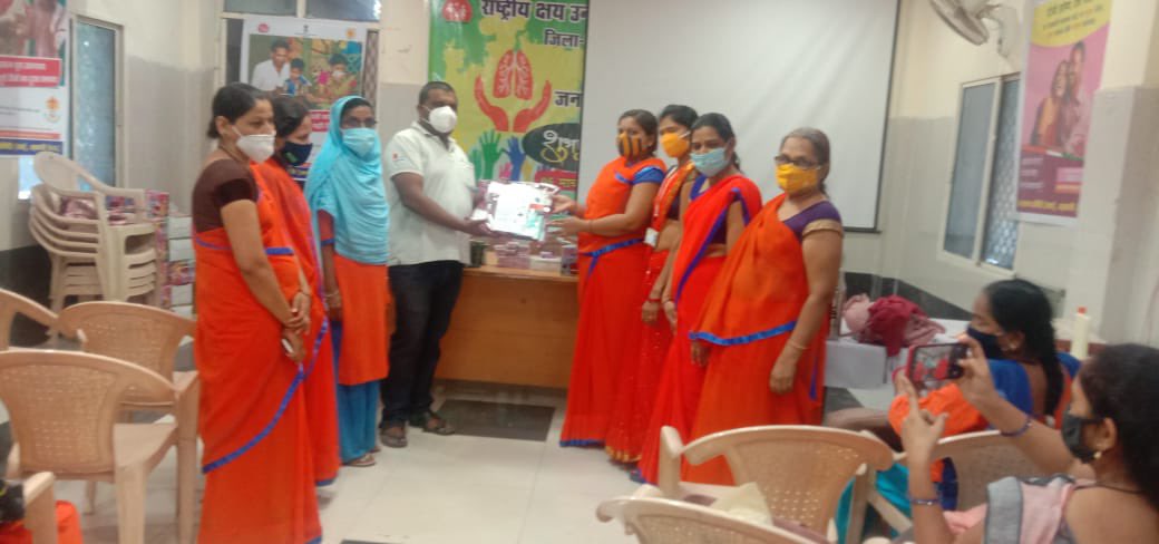 PChhaav's tweet photo. Asha Workers in Barwani receiving #ProjectChhaav kits! Great to see these in the hands of those we’re trying to reach. Thank you all for your donations and immense support.

We are very grateful to these covid warriors for all they do at the frontline!! https://t.co/wDESTESxKJ