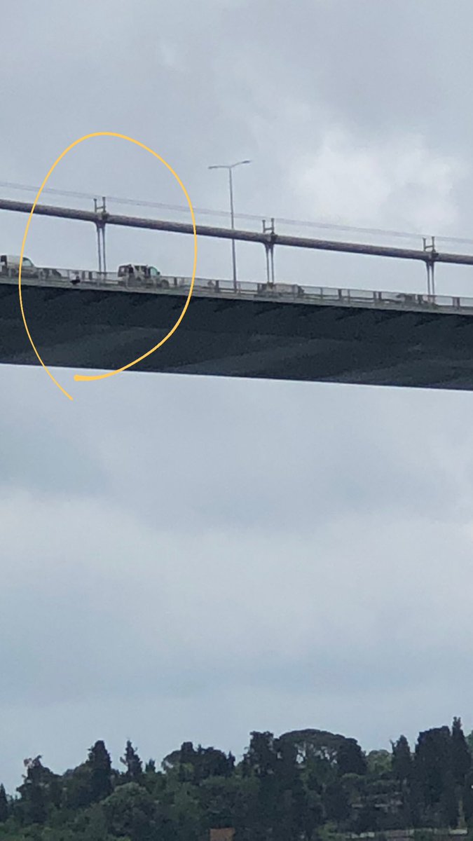 selimxlife's tweet photo. Köprüde intihar girişimi. 20 dakikadır uğraşan polis ikna etti. Geçmiş olsun. #istanbul #haber https://t.co/nqSNmbmw4q