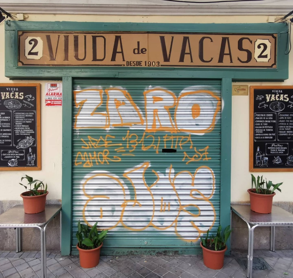 Retreros_tuit's tweet photo. Viuda de vacas, calle del águila #madrid #comerciolocal #patrimoniografico #restaurante #rotulos #tipografia #pintadoamano #rotulacion #letreros #retro #antiguo #vintage #comercio #rotulosretro #typography #sign #typenerd #vintagedesign #signofspain #fel… https://t.co/nnBu1FRqpW https://t.co/IBtNOqAWk8