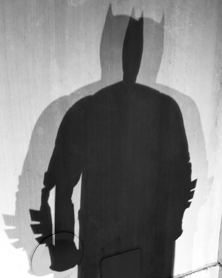 Weeks05C's tweet photo. The darkness is my ally #batman #batmancosplayers #udreplicas https://t.co/DTAydDPuo5