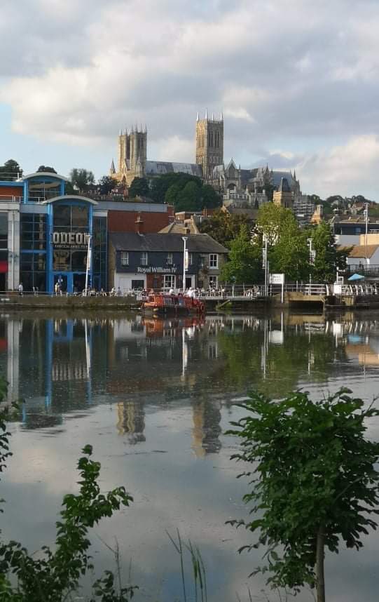 PhillMunn's tweet photo. I love my little walk down the river to Brayford Pool.....I sit with the geese and the pigeons and play some music and just think of nothing for half hourπ€©π€©π #lincoln #brayfordpool #lincolncathedral #reflections https://t.co/Ry3CtHeFFe
