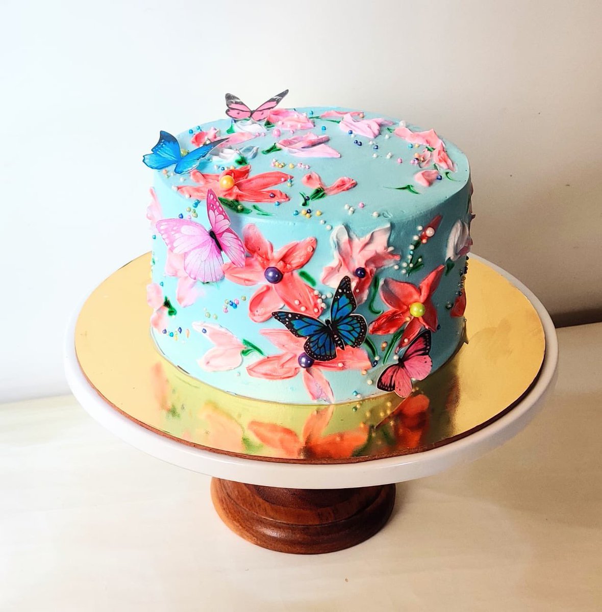 ananyatweeting's tweet photo. This is an appreciation tweet for @iamkingsurange’s mom who made me the prettiest, tastiest chocolate-mint flavoured cake for my 21st. 
Anyone who’s looking to order, follow @/vaishalisurange on Instagram! ( https://t.co/oZbu45NJsQ )
This is pure art https://t.co/V89YLXtodh