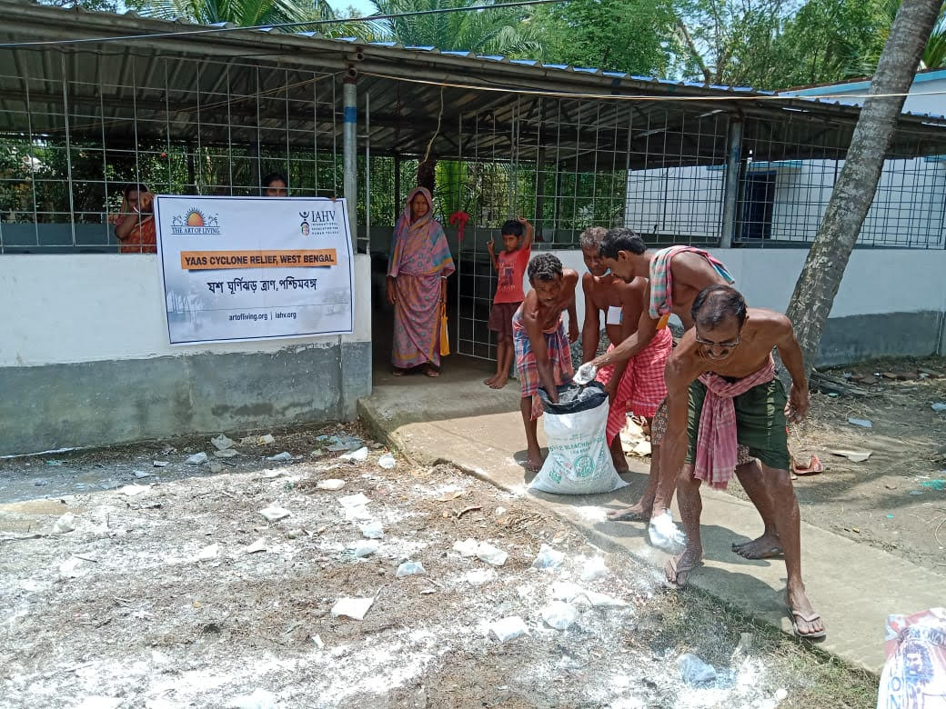 IAHVOfficial's tweet photo. We also arranged for about 20 community kitchens to cater to the cyclone-affected communities for cooking and serving hot meals twice a day. At other places, the volunteers distributed dry-ration, weighing about 5kg, to last for about 3-4 days.
#yaascycloneupdate #yaascyclone https://t.co/mO2h8yR9L7