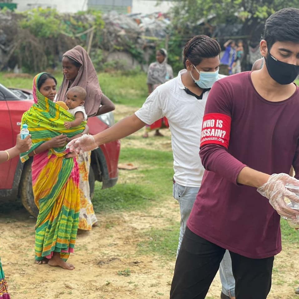 wihlucknow's tweet photo. In hopes of trying to wipe out hunger, our 'Who is Hussain Lucknow team', in collaboration with helping hands society  distributed 300+ packets of  cooked food at slums and areas near The Clock Tower, Lucknow.
Join the Fight against hunger and malnutrition by donating. https://t.co/pZjzMlFhj2
