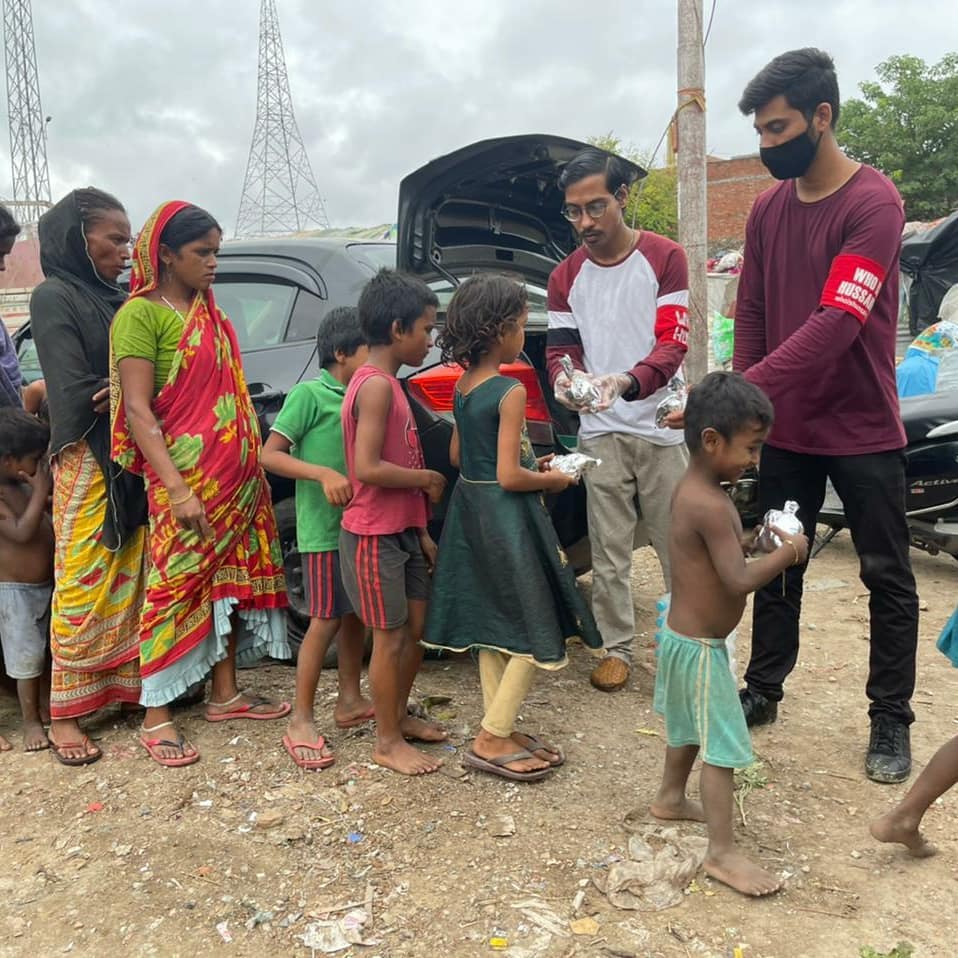wihlucknow's tweet photo. In hopes of trying to wipe out hunger, our 'Who is Hussain Lucknow team', in collaboration with helping hands society  distributed 300+ packets of  cooked food at slums and areas near The Clock Tower, Lucknow.
Join the Fight against hunger and malnutrition by donating. https://t.co/pZjzMlFhj2