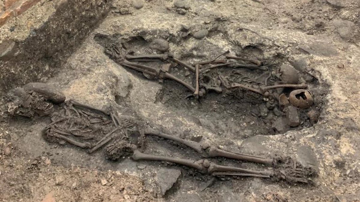 Dopo duemila anni la nostra #Arena continua a raccontare la storia di #Verona il cui centro storico è patrimonio dell’<a href="/UNESCO/">UNESCO 🏛️ #Education #Sciences #Culture 🇺🇳</a>. L’arcovolo n.10 ha restituito i resti di tre adolescenti, che si aggiungono a quelli di una donna tardo-romana, rinvenuta lo scorso dicembre. #14giugno