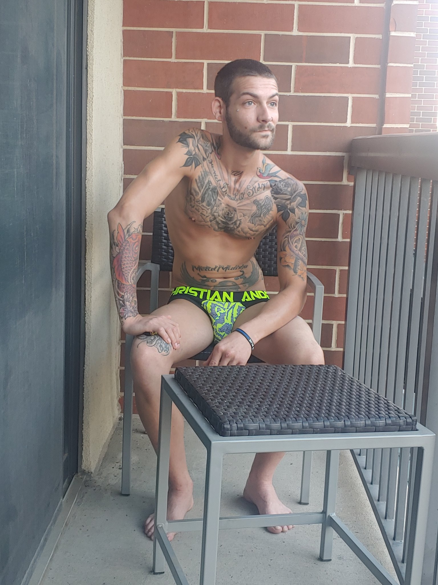 Thinking about how much I like to get worshipped. Hit me up for videos from my real time. 🤤 feet, piss, flogging, and more... https://t.co/EFUq4QpA8f