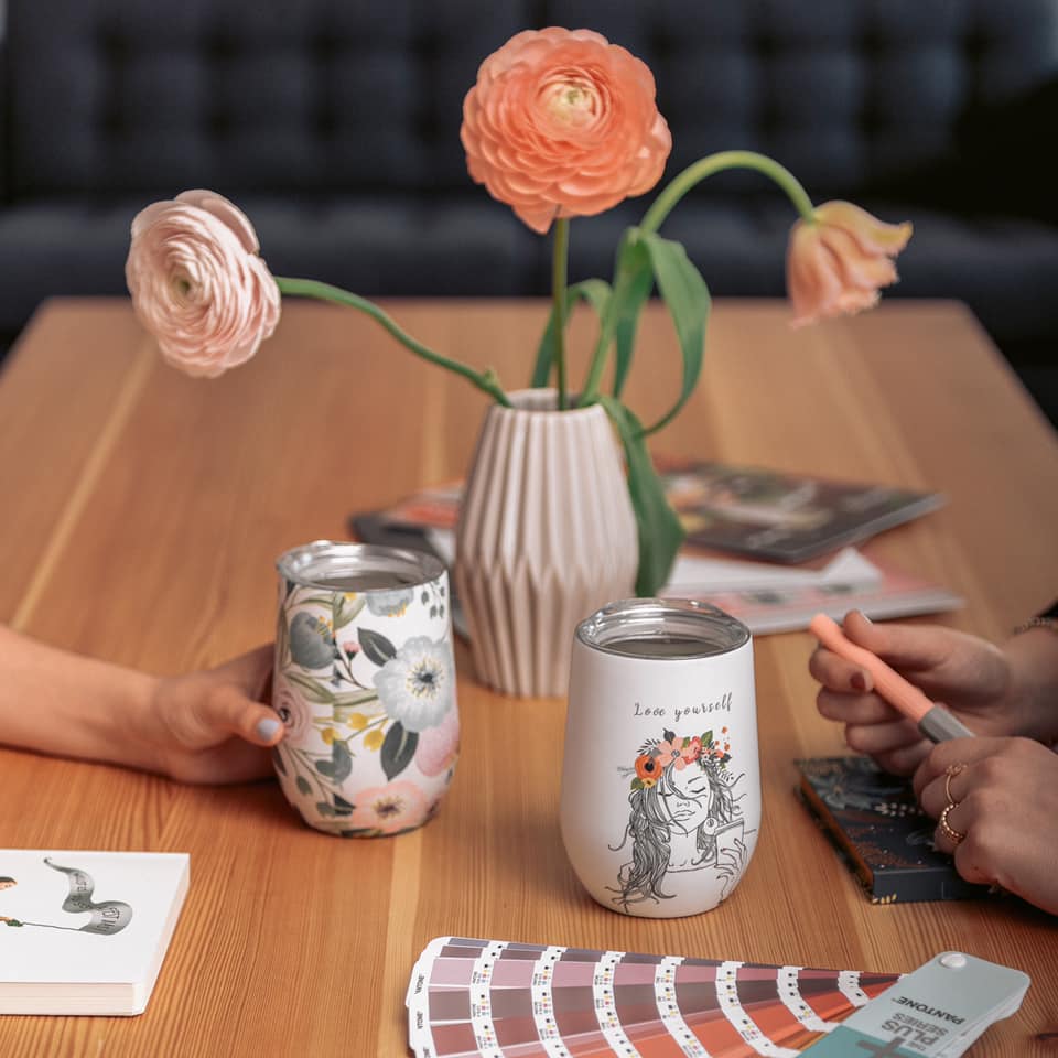 GreenPicnicNL's tweet image. Hoe houd jij je hoofd koel met dit warme weer? Wij drinken een lekker koel drankje uit deze coole bekers van Bioloco. Met het dekseltje heb je ook geen last van vervelende insecten die in je beker vliegen. #duurzaamheid #zerowaste #schoonhoven #reisbeker #koffiebeker #greenpicnic