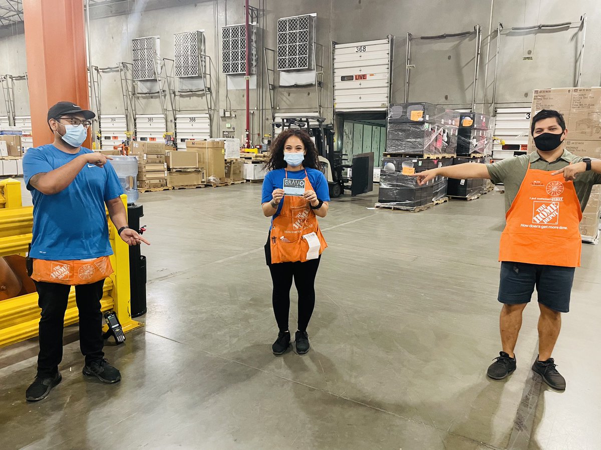 scanada5642's tweet photo. Shout out to these amazing teammates they’re always willing to help to ensure we hit our daily goals and it is an honor to have them being apart of the convertible team. #HowDoersGetMoreDone #teamwork #bravocards #weekenwarriors https://t.co/6otxgGsReg