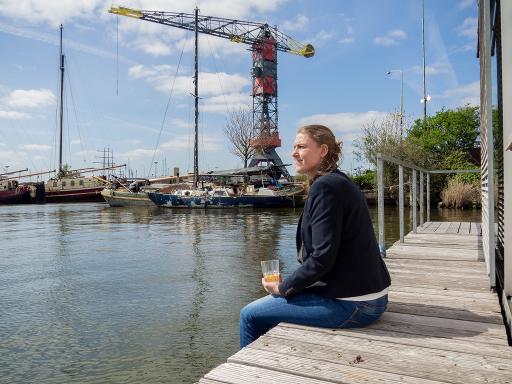 Er wordt hard gewerkt hier, maar we nemen ook de nodige pauzes. Niemand kan de hele dag 100% focussen dus voor een productieve dag is ook ontspanning nodig. ⁠Genieten van het uitzicht, met je voeten in het water of een inspirerende wandeling over de NDSM werf.
#gewoonboot
⁠