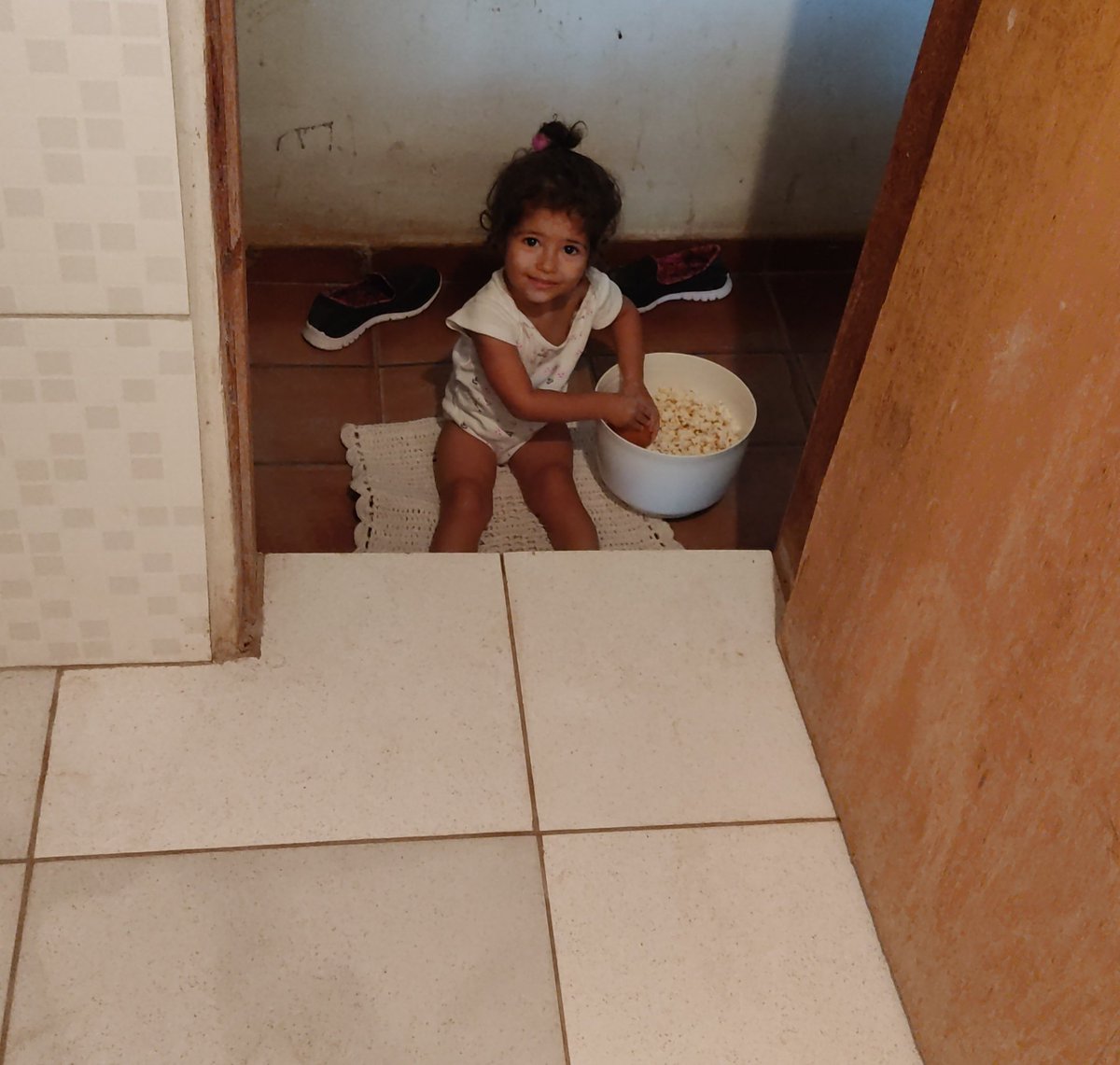 llnfrrz's tweet photo. Tão pequena e ainda sim tão dócil. Você não é minha filha, mas é como se fosse. Te amo como se tivesse saído de mim. Seus olhinhos não me deixam desistir e me tiram do caos. Obrigada por me mostrar que eu ainda era capaz de amar.
#SaraFaz2 #SarahBDay 👸🏻🦋☀️🧡 https://t.co/CDCyeBjT7E