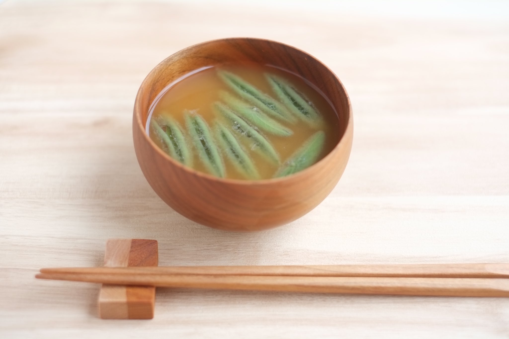 じゅんさい次郎 きりたんぽの冬 じゅんさいのみそ汁 下処理も特に必要なく最後に生じゅんさいを入れて一煮立ちしたら完成 簡単 じゅんさいは温かくして食べても美味しいよ じゅんさい 味噌汁 蓴菜 じゅんさいいね T Co Xzhddkoumo