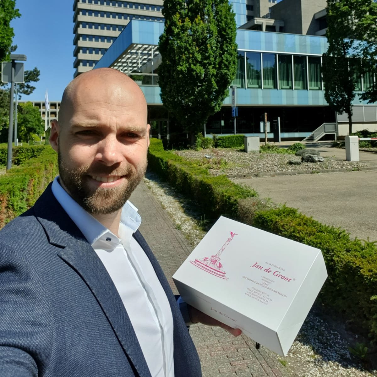 gniusbv's tweet image. Vandaag is een van onze professionals begonnen als #LinuxEngineer bij @APG_News. Daarom ging Frank op bezoek om te trakteren op #bosschebollen. #ITprofessional #ITDetachering #ITconsultancy.