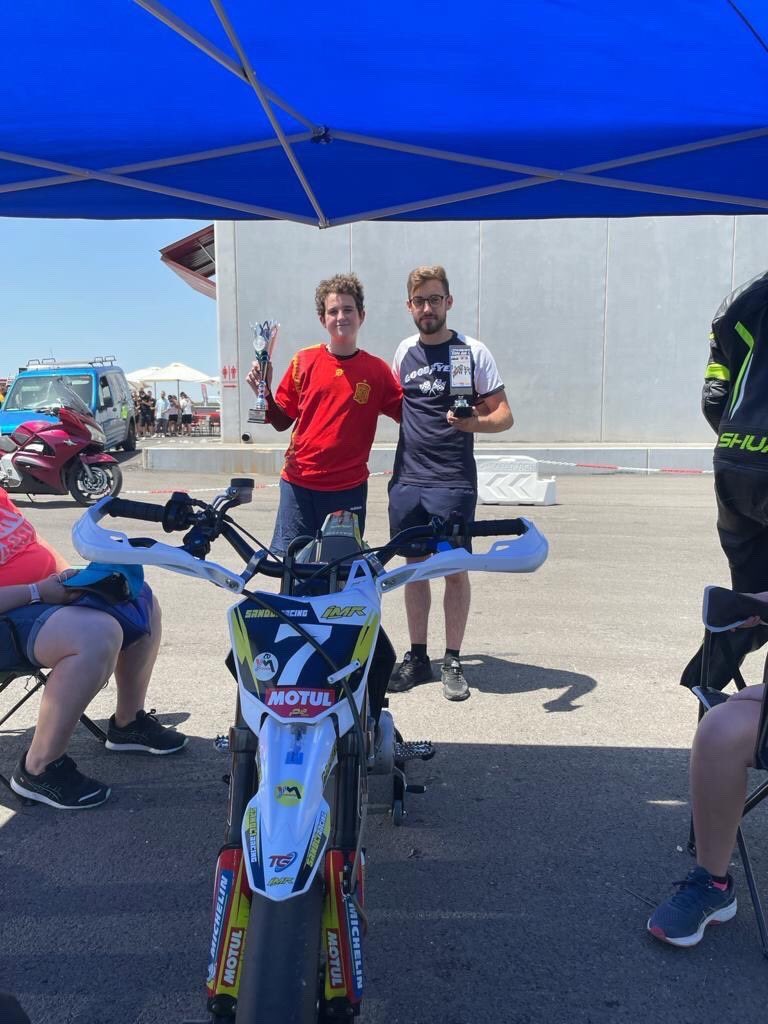 27Pretel's tweet photo. Carrera del regional murciano de motociclismo en el circuito yepes motor, P2 de los que corren la carrera en el crono y en las dos mangas. Primero en la categoría, uno de los mejores momentos de mi vida,además trofeo para casa. A ver si el futuro me sigue sonriendo de esa manera https://t.co/hEqX4Ggegm