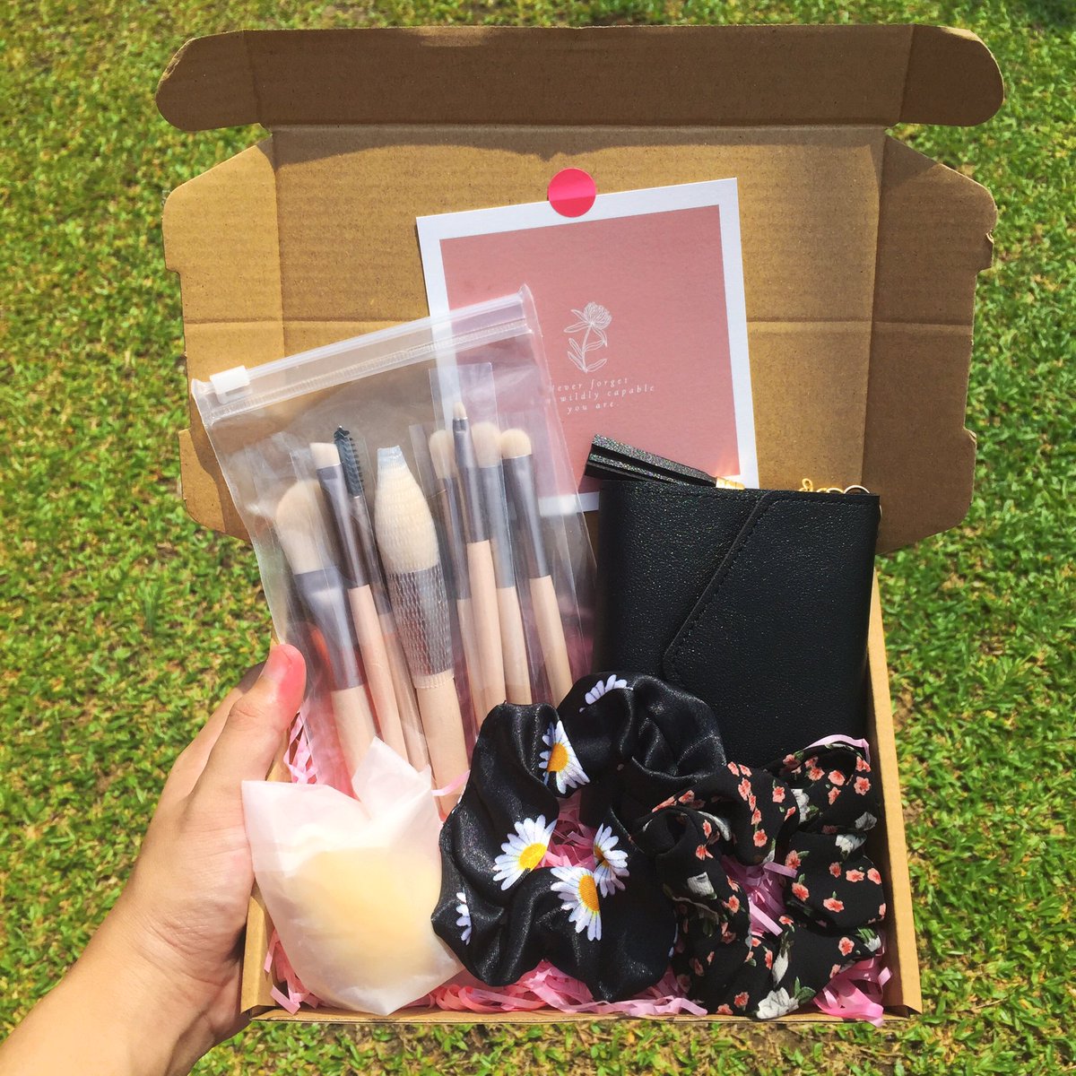 thezamm's tweet photo. Which one is your fav ? Rt for pink and like for black ✨ 

p/s: RM25 only for one box 😍 https://t.co/2FKoD9I2V8