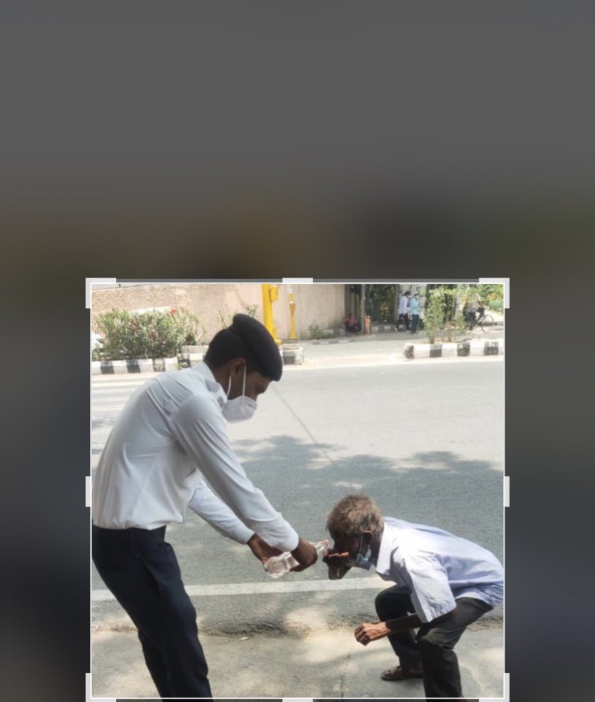 Ct pushpendra at IP flyover, Dariyaganj Circle.#DelhiPolice #CPDelhi #TrafficCP