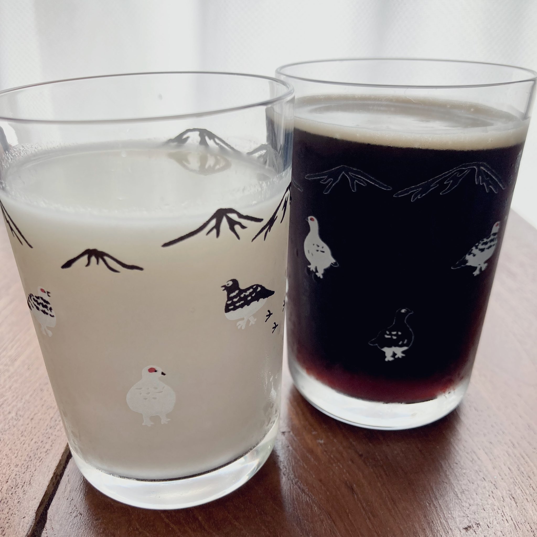 浅沼シオリ カップ酒愛好家 最近 欲しいけどないものは作ればいいじゃない 精神が激化してきていて ヨーグルト酒とか白い飲み物 を入れると白い雷鳥が 黒ビールとか黒い飲み物を入れると黒い雷鳥が隠れるグラスを作りました かわいくておいしいは