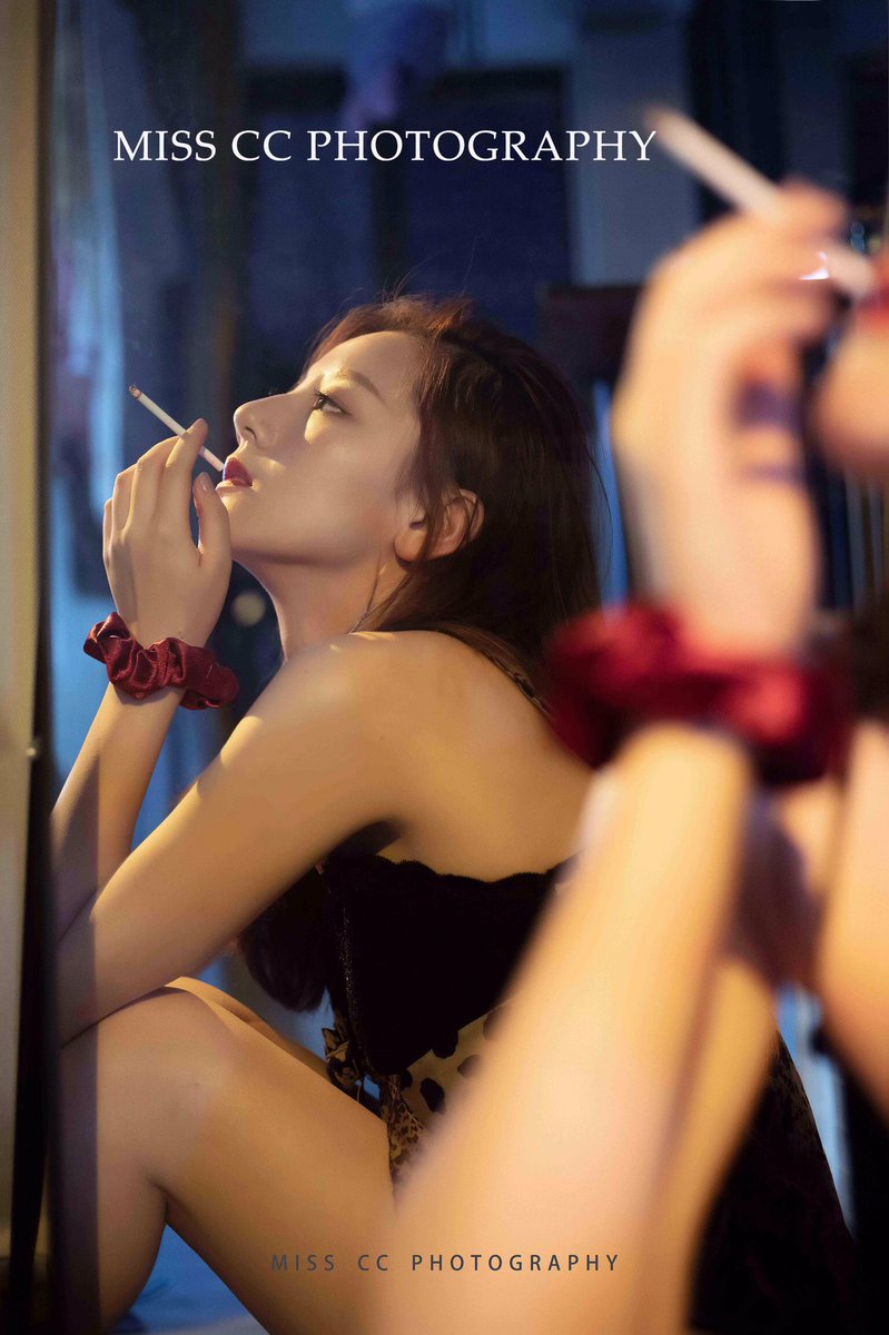 我努力在笑
可是眼泪还是会掉

摄影/@misscc520 

#情绪人像 #摄影 #写真 #成都约拍 
投稿@305051993G @mumu537 https://t.co/QrFVPoUCFy