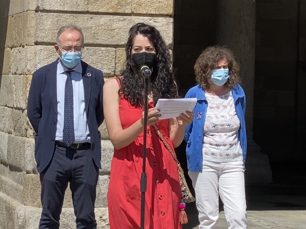 compostelaberta's tweet photo. No Día das Linguas de Signos, reivindicamos o dereito das persoas xordas a expresarse e a ser atendidas na súa propia lingua, porque iso é o que garante a súa inclusión. Así se recolle no manifesto lido hoxe diante do @PazodeRaxoi, nun acto no que participou @maria_rzs 
#EuCoaLS https://t.co/pSiHC5ZSW1
