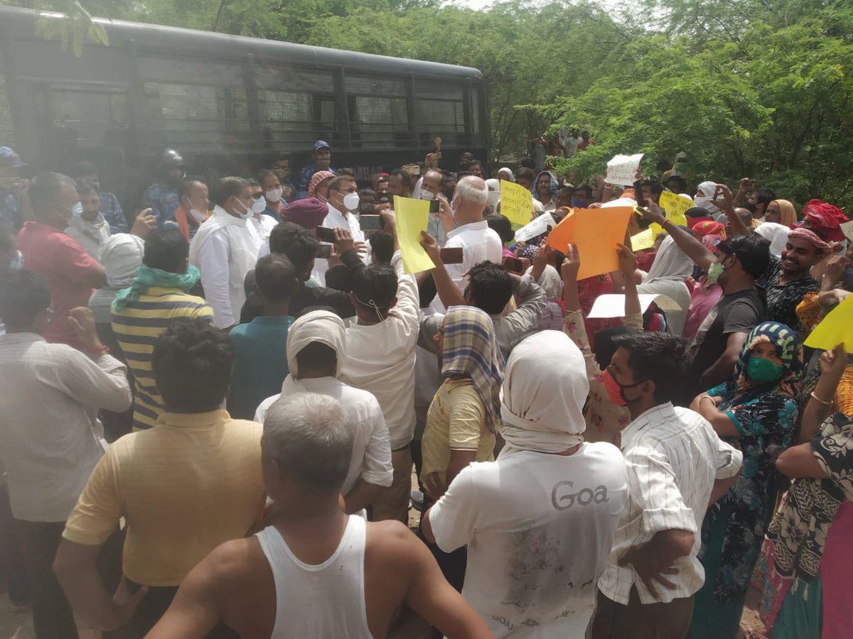 BhimArmyChief's tweet photo. सरकार दिल्ली-फरीदाबाद की सीमा पर बसे खोरी गांव में हजारों घरों को हटाने के फिराक में है। लोगों की जिंदगी खतरे में है। इस महामारी में वे कहां जाएंगे? पुनर्वास के बगैर विस्थापन मंजूर नहीं। हम इसका पुरजोर विरोध करते हैं। विपदा की इस घड़ी में हम खोरी की जनता के साथ हैं। @mlkhattar https://t.co/X0CUJ60Hz9