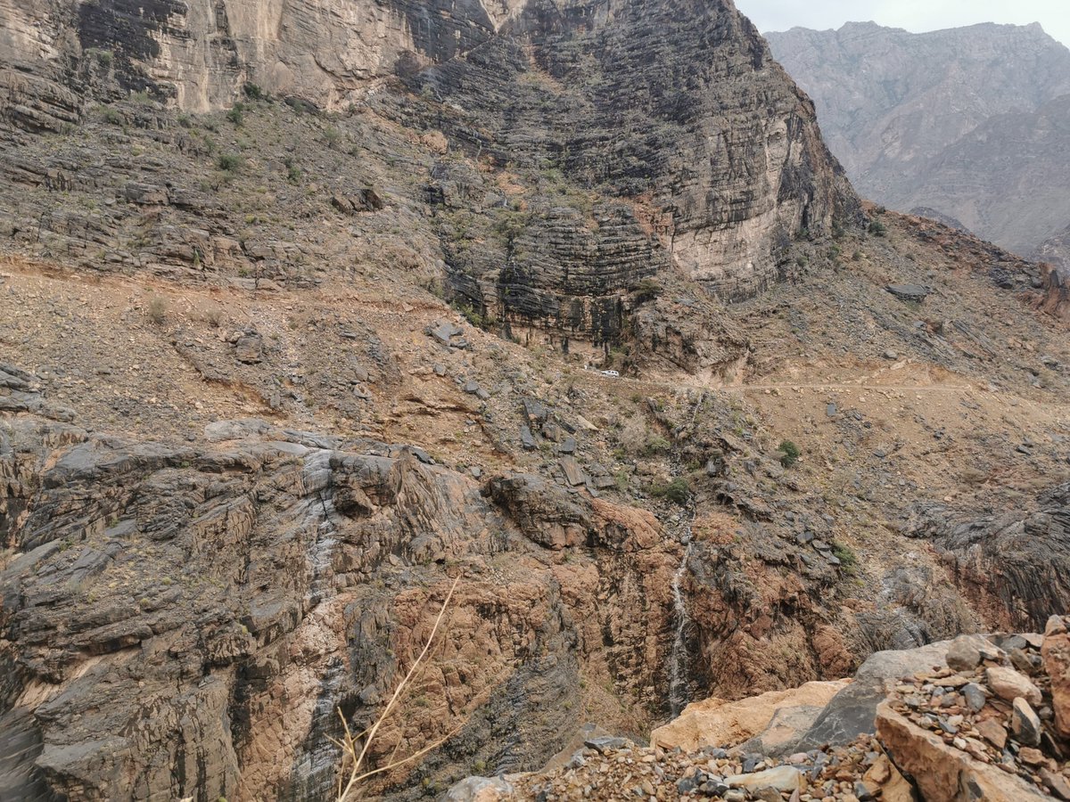 زرت المكان مرتين وماأُخفي عليكم خطورة الطريق والإنزلاقات اللي تصير وقت الأمطار، لو يُستغل سياحياً لكان وجهة جميلة للي يبا يصيف 🙏

- حد شافها السيارة ؟ 
#رصف_طريق_بلدسيت
#تصويري