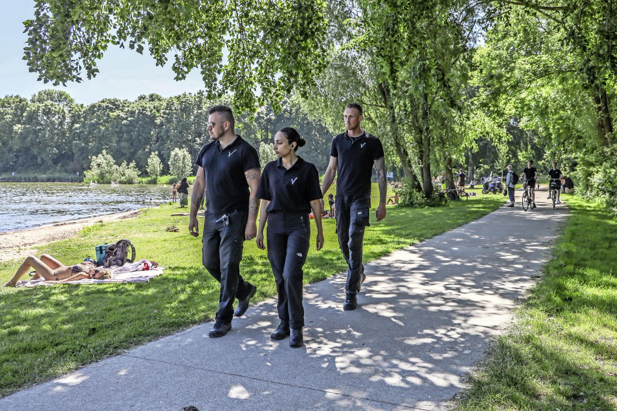Beveiligers moeten rust bij strandjes Julianapark in Hoorn terugbrengen; groep jongeren maakt zich schuldig aan vernieling, intimidatie, diefstal en illegale feestjes..