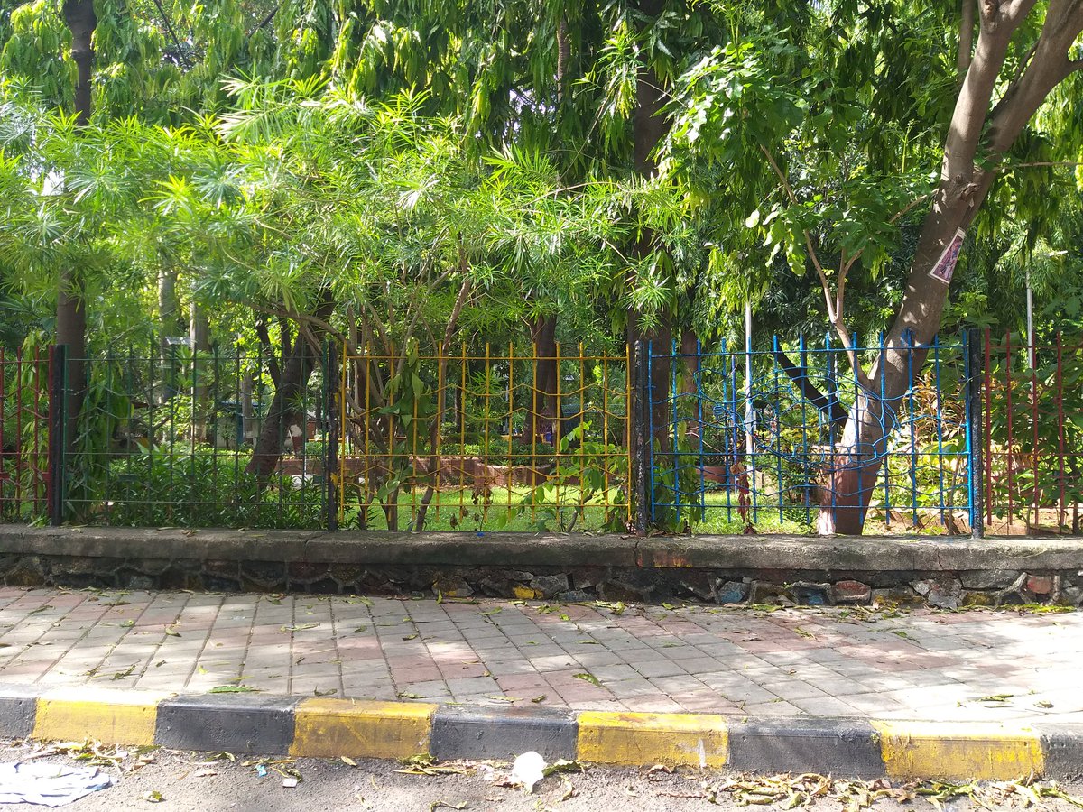 zoru75's tweet photo. Dear @mybmc
This is Madhu Park, Khar W - with garden style grills- so park is visible to all

Now, the park grills r being removed and bricks r being added

Do we really want our public parks&amp;gardens to be hidden behind brick&amp;cement walls??

@mybmcwardHW Kindly correct this wrong https://t.co/B0toeRX3ph