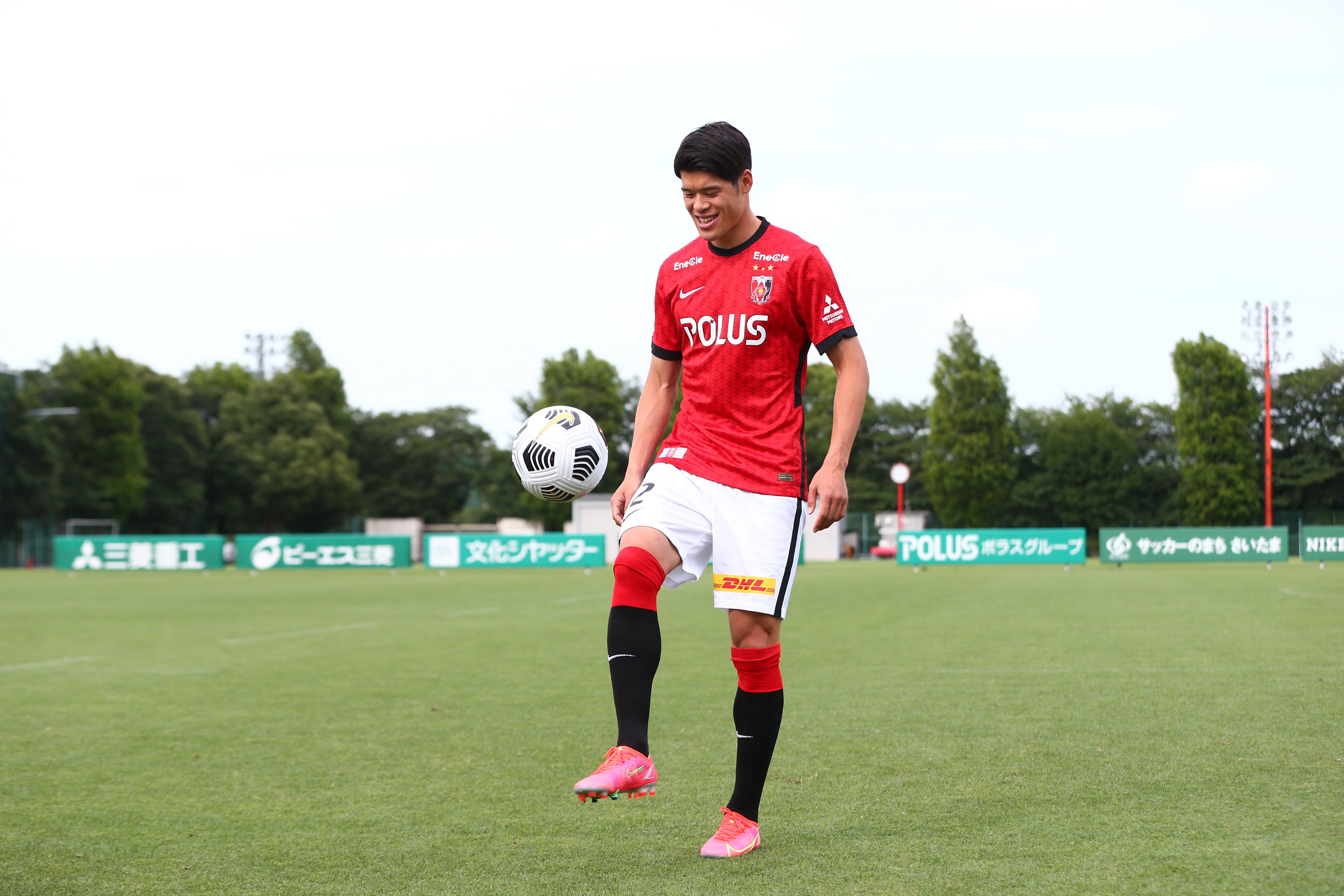 スポニチ サッカー取材班 浦和レッズ 新加入のdf 酒井宏樹 選手が背番号２のユニホーム姿で大原に登場 クラブハウスの施設には 日本のクラブらしく細かな所まで行き届いてます 導線を覚えるのに必死でした 笑い 写真は浦和レッズ提供