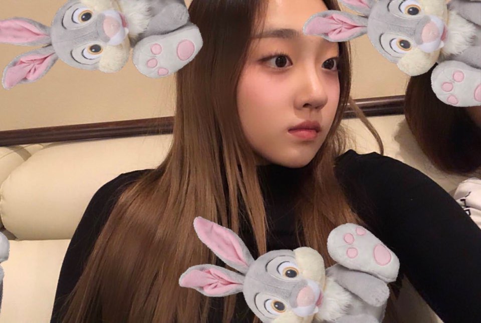 cignature_J9's tweet photo. 안녕하세요 ! 시그니처 클로이에요😸
공개된지 얼마 되지않아서 너무 떨리는데요 ㅎㅎ,, 
멤버들과 열심히 컴백준비하고 있으니까 어디가지말고 조금만 기다려 주시고 기대 많이해주세요 ~🤍

#시그니처 #cignature #클로이 #Chloe https://t.co/fqCTGCDCW5