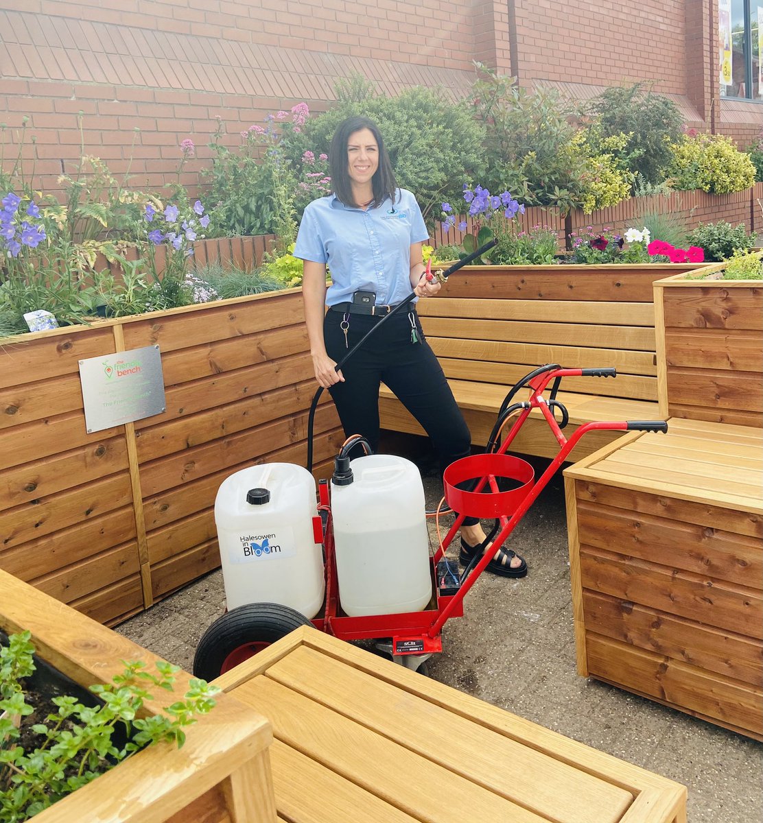 It’s bowser time! 🌸 💐 🌺 

@HalesowenBID 
@Cornbow 
@HalesowenBloom 
@GMSGroupUK 
@Friendly_Bench 

#keeptheplantsalive #thirstyplants 
#halesowen #happyplants