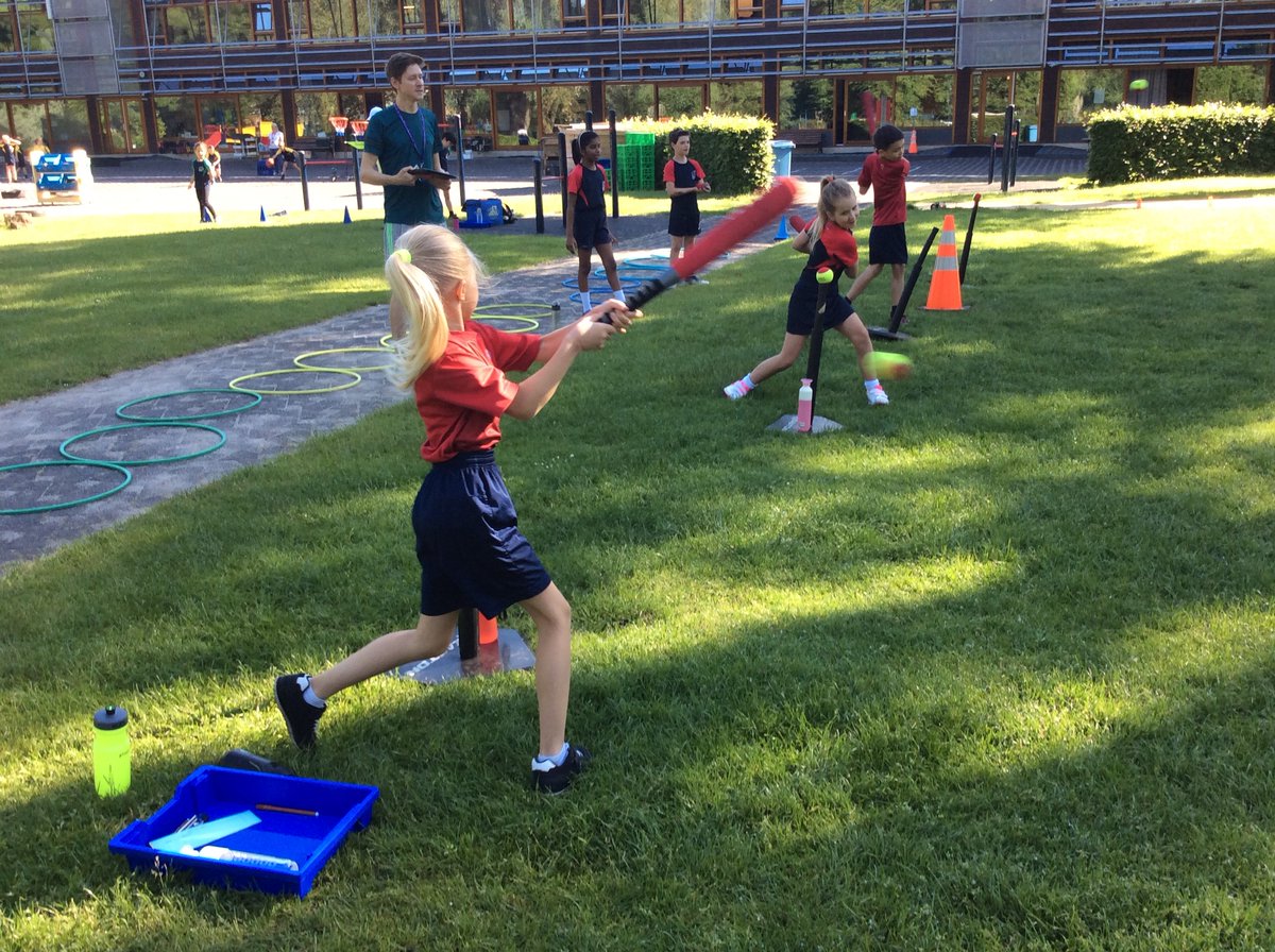 BSNJSV's tweet image. #JSVY3 having fun during Sports Day. Supporting each other in the sunshine.