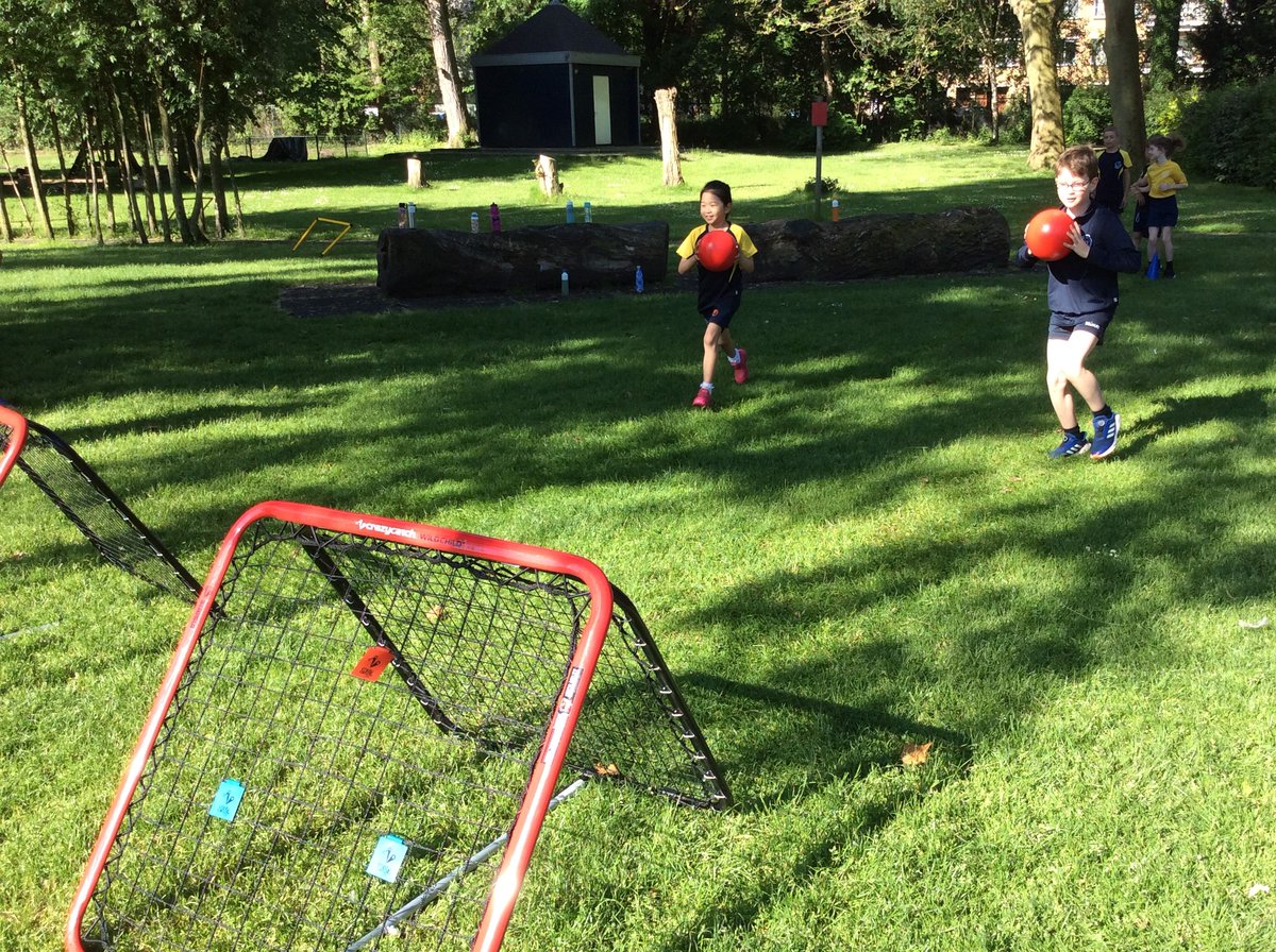 BSNJSV's tweet image. #JSVY3 having fun during Sports Day. Supporting each other in the sunshine.