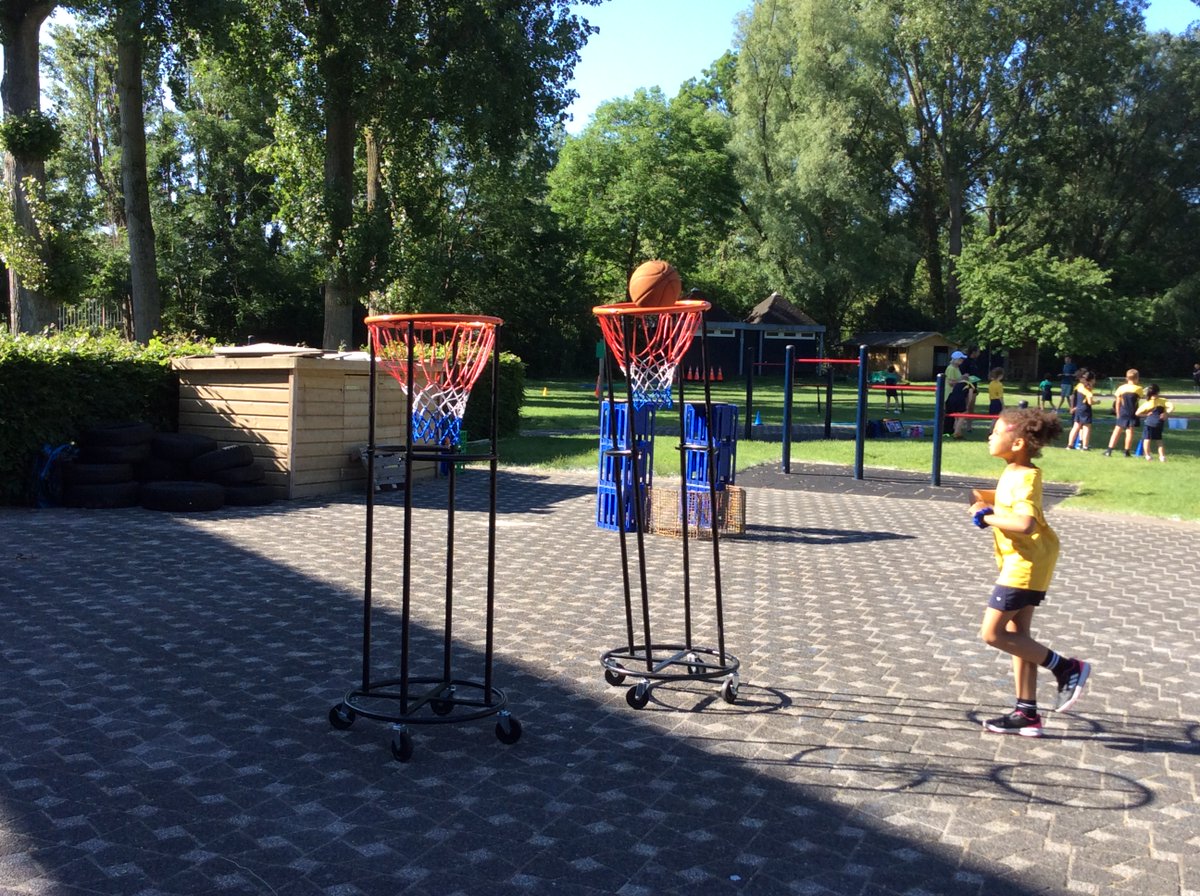 BSNJSV's tweet image. #JSVY3 having fun during Sports Day. Supporting each other in the sunshine.