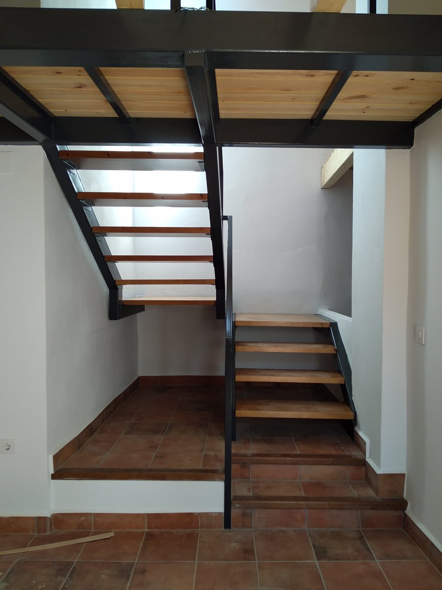 gbaracena1's tweet photo. #BuenosDias A falta de poner aún la tarima, os mostramos cómo va quedando esta reforma
#techosdemadera #escalerasdemadera #escalerasmetálicas #reformas #construccion  #empresadeconstruccion #GarciaBarrero #Aracena #14Junio #FelizLunes #FelizSemana 
https://t.co/nb3em2IEuF https://t.co/KROniRE8BB