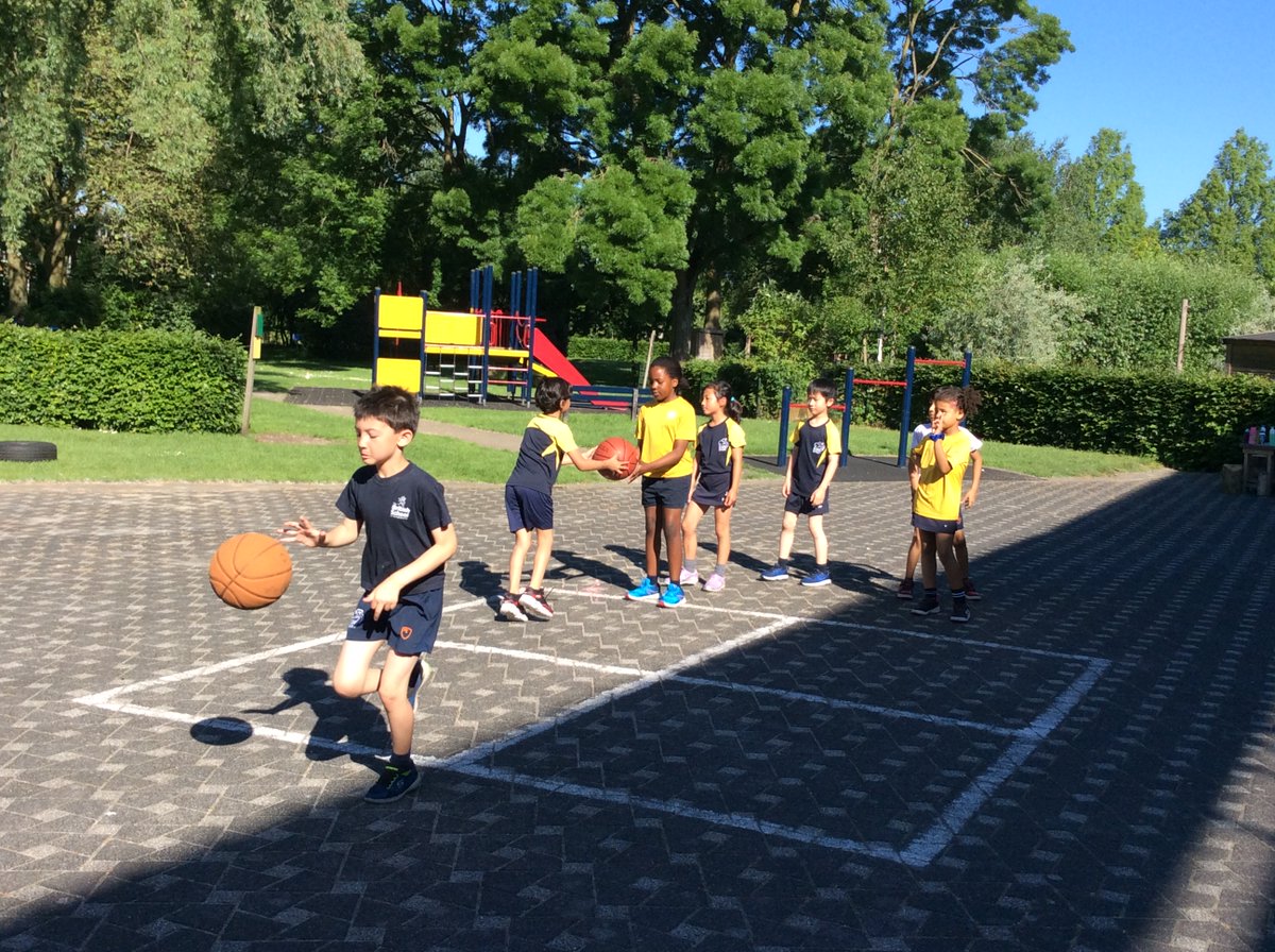 BSNJSV's tweet image. #JSVY3 having fun during Sports Day. Supporting each other in the sunshine.