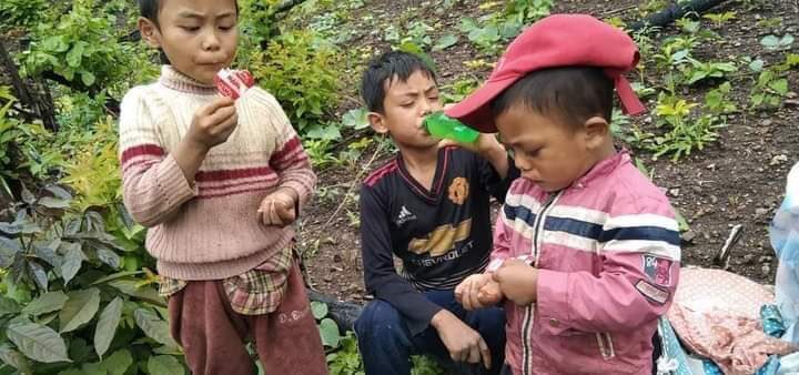 Kelvin_Maung's tweet photo. Refugee children from  #Mindat who are supposed to attend the schools peacefully are now fleeing  away and enduring the torrential rain in IDP camps fully loaded with thousand of people due to SAC terrorists. 
#WhatsHappeningInMyanmar #June14Coup 
@SavetheChildren @BorisJohnson https://t.co/r58MPcpcix
