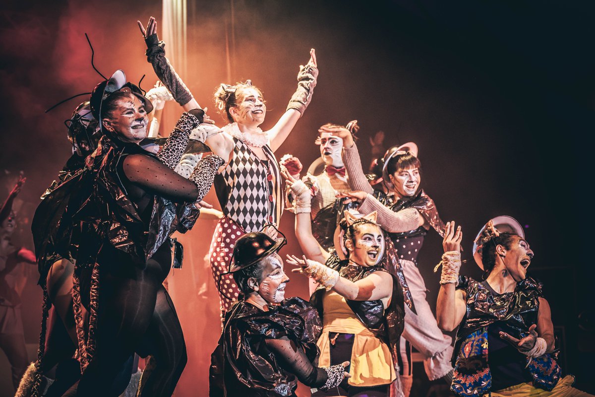 Fes+Chapeau i la Carpa Revolució (@fespluschapeau) on Twitter photo 📣 🔥 Algunes fotos del pas de #Cats de <a href="/IABarcelona/">Institute of the Arts Barcelona</a> a la #CarpaRevolució ! Ens encanta ser el pal de paller de tants projectes artístics que neixen, es desenvolupen o s'estrenen aquí. I tot això és possible gràcies al públic i a que... #HoFemPerPassió!
Fotos: Gina Garriga 📣 🔥 Algunes fotos del pas de #Cats de <a href="/IABarcelona/">Institute of the Arts Barcelona</a> a la #CarpaRevolució ! Ens encanta ser el pal de paller de tants projectes artístics que neixen, es desenvolupen o s'estrenen aquí. I tot això és possible gràcies al públic i a que... #HoFemPerPassió!
Fotos: Gina Garriga