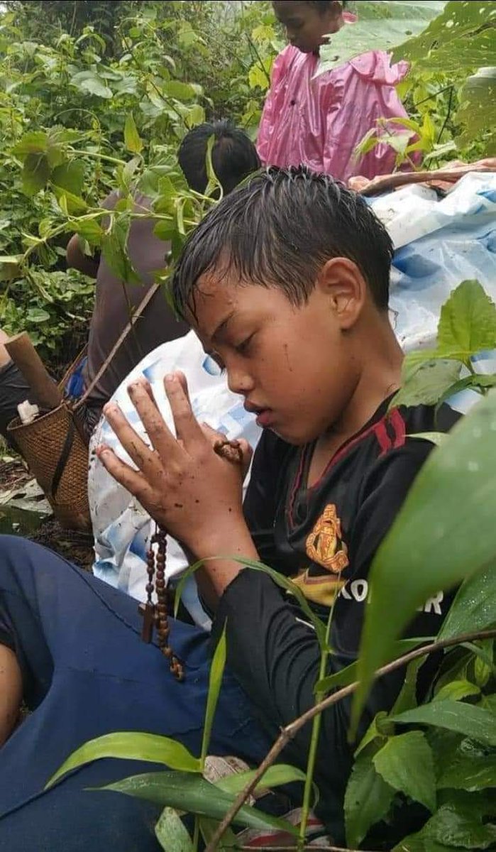 ဘုရားကစောင့်ရှောက်ပါစေ ကလေးရယ် 😞

#SaveMyanmar 
#WhatsHappeningInMyanmar