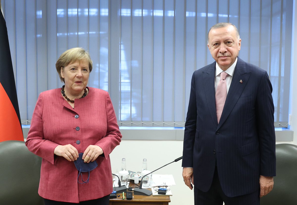 Cumhurbaşkanı @RTErdogan, NATO Liderler Zirvesi nedeniyle bulunduğu Brüksel’deki programı kapsamında Almanya Başbakanı Angela Merkel ile bir araya geldi.