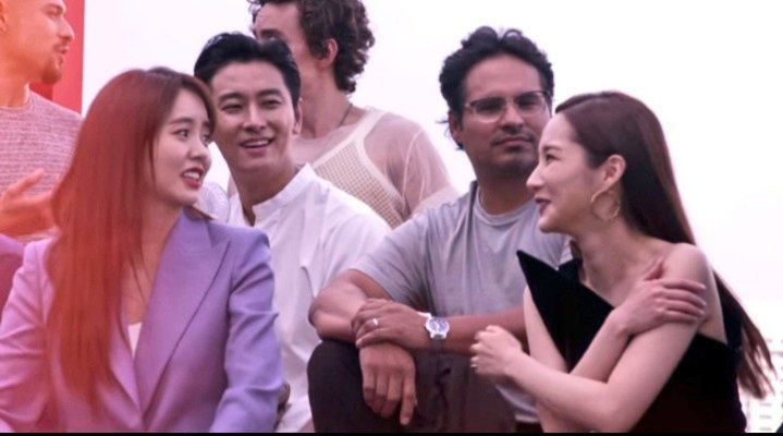 kdrama_menfess's tweet photo. •kdm• disaat Park Min Young &amp; Kim So Hyun asik talking2, dan aku melihat tatapan Ju Ji Hoon ga woles 🙈 aw https://t.co/Qcl3PE5xvQ