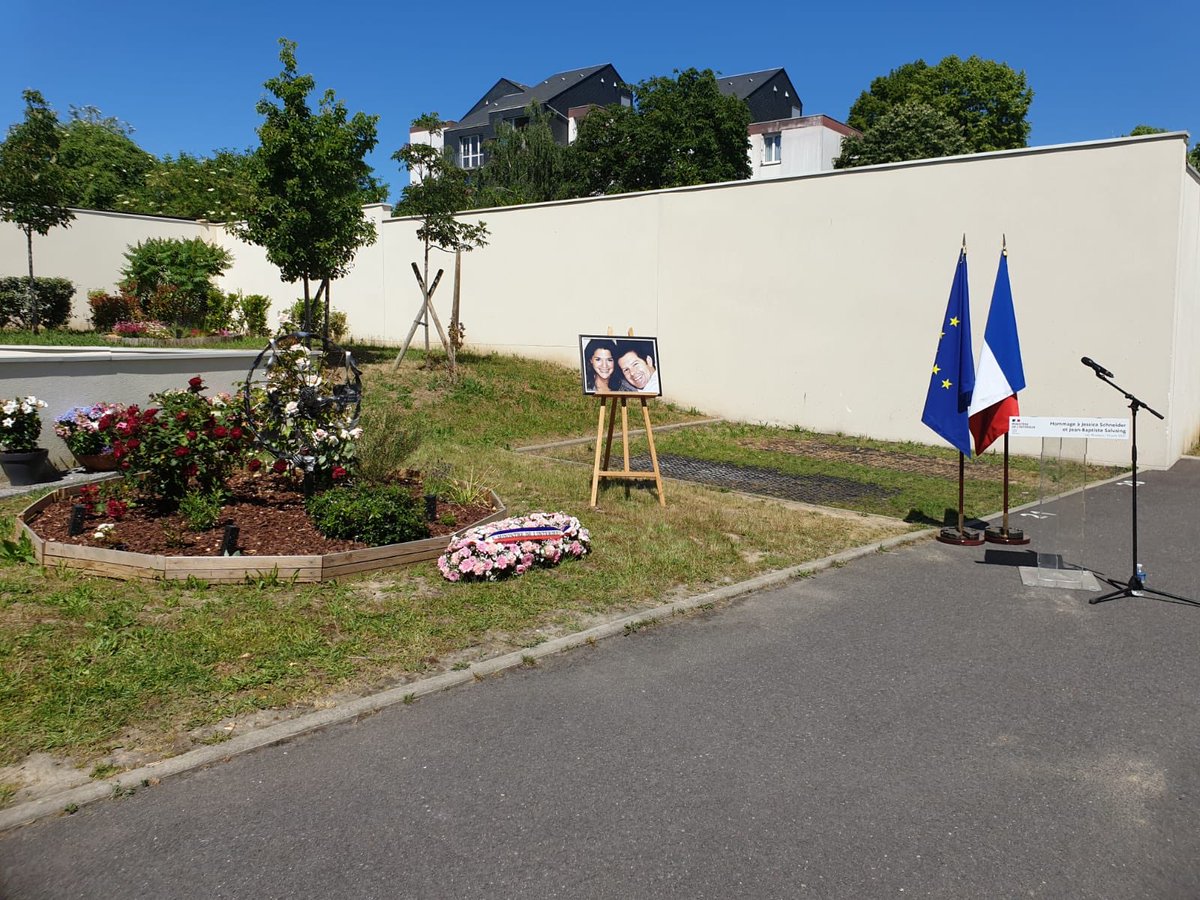 UNSAPOLICE's tweet photo. UNSA Police présent à la cérémonie d’hommage en mémoire de Jessica Schneider et Jean Baptiste Salvaing. Nous n’oublions pas #Magnanville https://t.co/lKp8HD0K9s