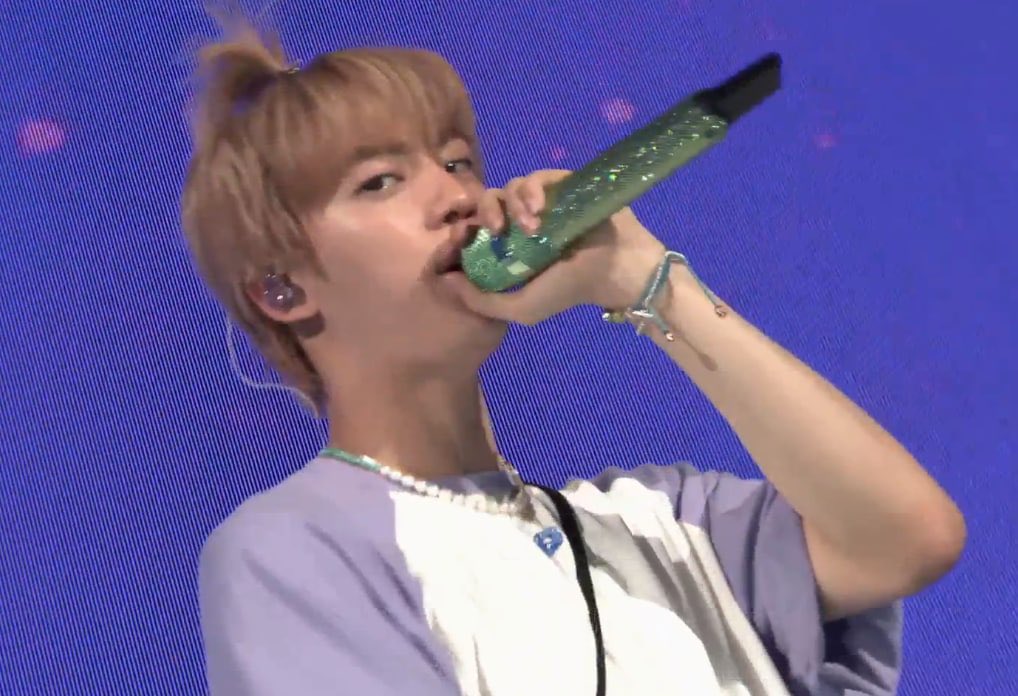 ccsitw2's tweet photo. Day 1                          Day 2  #BTSMusterSoWooZoo2021 https://t.co/K31cQDbLo0