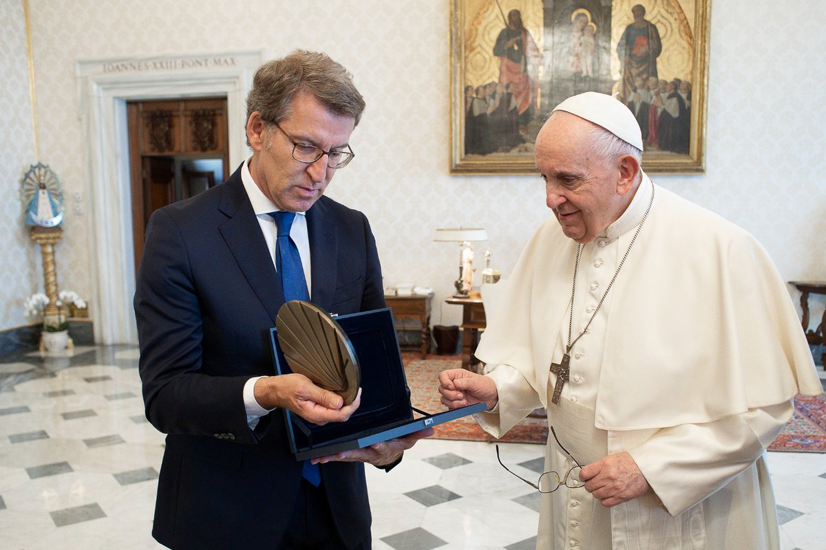 NunezFeijoo's tweet photo. He aprovechado para trasladarle la invitación formal de los gallegos y gallegas de peregrinar a Compostela y a Galicia dentro del Año Santo 2021-2022.

El Papa Francisco tiene una relación de afectividad y conoce bien a nuestro pueblo, y estoy seguro que eso ayudará mucho https://t.co/0eRy4aOdJK