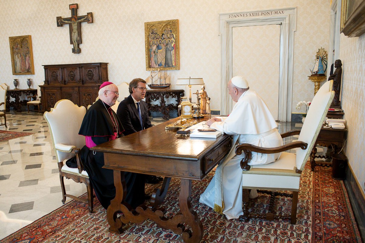 NunezFeijoo's tweet photo. He aprovechado para trasladarle la invitación formal de los gallegos y gallegas de peregrinar a Compostela y a Galicia dentro del Año Santo 2021-2022.

El Papa Francisco tiene una relación de afectividad y conoce bien a nuestro pueblo, y estoy seguro que eso ayudará mucho https://t.co/0eRy4aOdJK