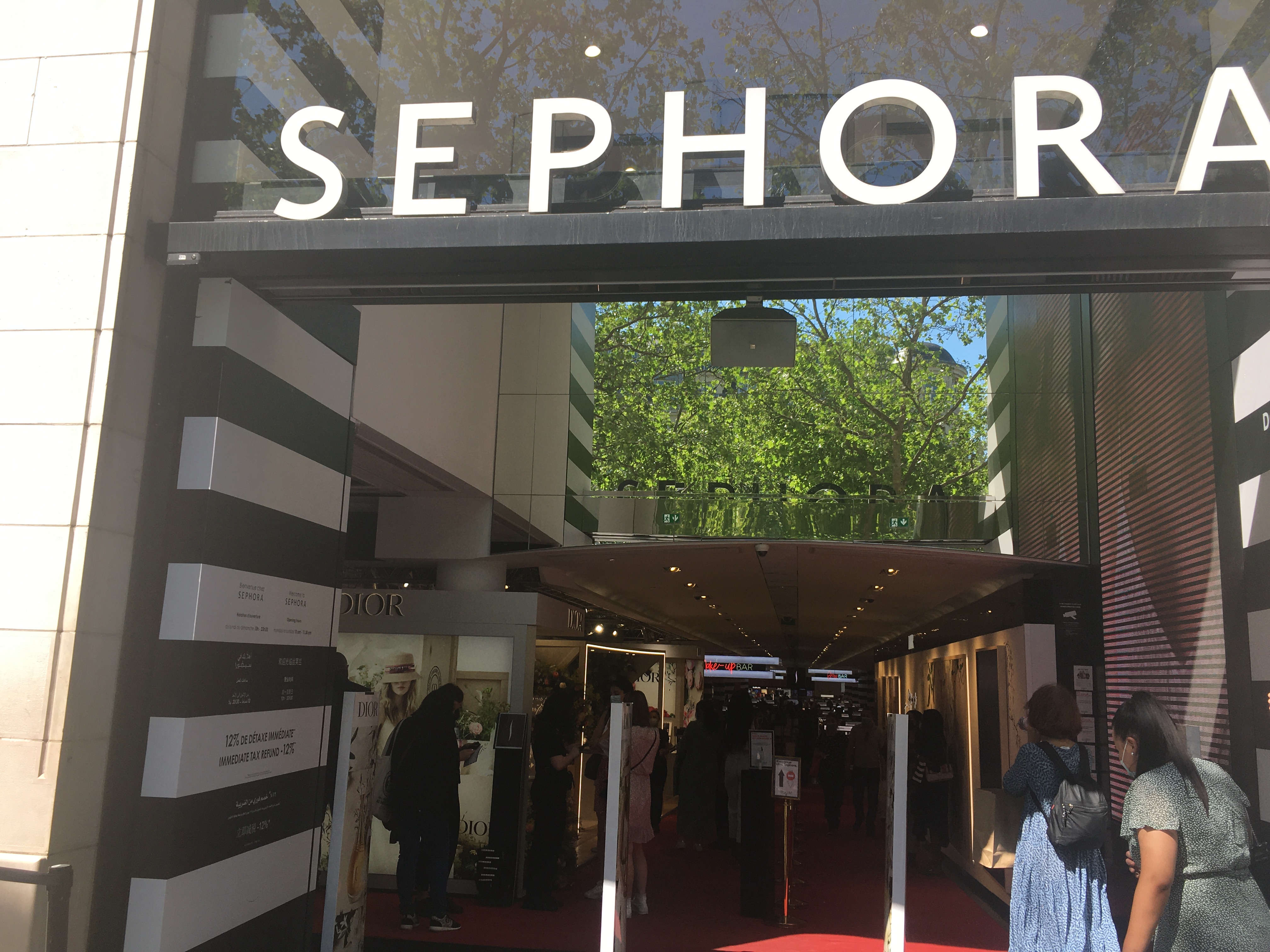 ひっくん ミルクカフェのお一人様 على تويتر Rt Mybusinfo シャンゼリゼ通りのsephora セフォラ へ行ってきました 地方の街でも必ずあると言っても良いほどのメジャーな化粧品専門店です 日本のデパートにあるハイブランドもありますが 商品を自らの手にとって