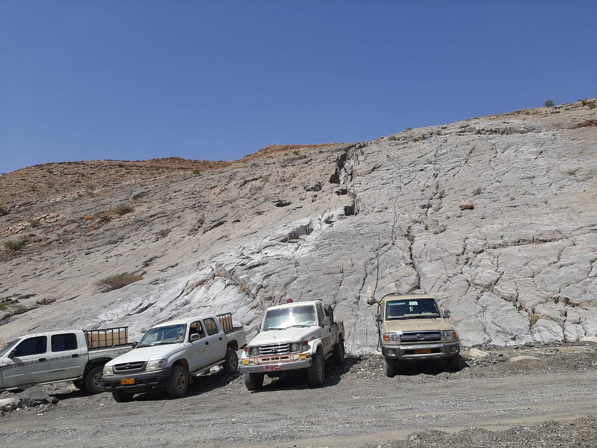 لجأ الأهالي لاستزاف مياه الأمطار المتجمعة في الأحواض الصخرية لتغطية احتياجاتهم من المياه ، ١٨ يوم.
نداءاتنا متواصلة والكل يعلم شدة الحاجة للماء. ولا يزال الوضع كما هو!
<a href="/Oman_GC/">التواصل الحكومي</a> 
<a href="/al_wisal/">Al Wisal - الوصال</a>